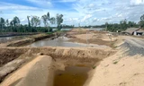 Công trường Cao tốc Cần Thơ - Cà Mau đoạn qua tỉnh Hậu Giang chờ cát để san nền vào tháng 5/2024. Ảnh: Cảnh Kỳ