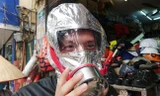 Một người dân đang thử mặt nạ chống khói trên phố Yết Kiêu.