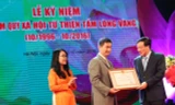 Ông Trần Duy Phương - Tổng Biên tập Báo Lao Động và bà Phạm Thị Hồng Chung - PV Báo Lao Động vinh dự được nhận Huân chương Lao động hạng 3