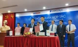 Ông Dương Thành Long - TGĐ Tổng công ty VNPT Media (bên trái) và ông Nguyễn Thanh Nhung - TGĐ Vietbank (bên phải) ký kết hợp tác