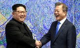 Tổng thống Moon Jae-in bắt tay nhà lãnh đạo Kim Jong-un (Ảnh: Reuters)