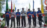 Lãnh đạo Thành Đoàn và huyện Thới Lai cắt băng khánh thành