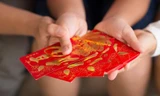 Trao nhau hồng bao đầu năm là truyền thống tốt đẹp trong ngày Tết nguyên đán