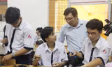 Thầy giáo Huỳnh Kiều Viết Lãm và học trò trong phòng thực hành . Ảnh: Giáo Dục Thời Đại.