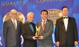 Ông Nguyễn Minh Khoa, Giám đốc công ty Kính nổi Viglacera tại lễ nhận giải (người thứ hai từ phải sang).