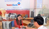 Khách hàng đang giao dịch tại VietinBank.