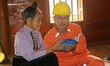Công nhân PC Sơn La hướng dẫn bà con sử dụng điện. Ảnh: Ngọc Diệp