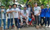 Nụ cười tươi rói trên gương mặt các tình nguyện viên sau khi hoàn thành công tác phát quang bụi rậm, làm thông thoáng đường vào nhà dân trong khu vực ấp Vĩnh Thạnh