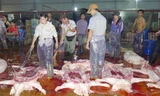 Với cách giết mổ thủ công, nhỏ lẻ như thế này, việc nhiễm các loại vi sinh vật gây bệnh khó tránh khỏi