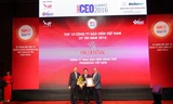 Ông Bùi Quang Nam - Giám đốc phát triển kinh doanh khu vực miền Bắc của Prudential (đứng giữa) nhận giải từ Ban tổ chức