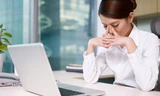Dùng máy tính nhiều gây ra khô và nhức mỏi mắt