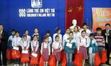 Tặng quà cho Làng trẻ em Việt Trì