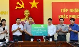 Đại diện cho Vietcombank, đ/c Nghiêm Xuân Thành - Bí thư Đảng ủy - Chủ tịch HĐQT (thứ 3 từ phải sang) trao số tiền 1 tỷ đồng ủng hộ đồng bào Quảng Ninh (ảnh 1) và 1 tỷ đồng ủng hộ cán bộ nhân viên ngành than 