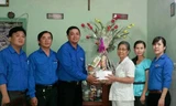ĐVTN Đoàn khối doanh nghiệp thành phố Cần Thơ tặng quà cho gia đình chính sách
