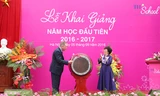 Bà Thái Hương, Chủ tịch Tập đoàn TH (sở hữu thương hiệu sữa TH true MILK), nhà sáng lập TH School và thầy Horace Vernall – tổng hiệu trưởng TH School đánh trống khai giảng năm học mới. Bà Thái Hương cho biết, mảnh đất xây dựng trường nàm tại Trung tâm nội