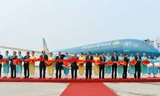 Thủ tướng Chính phủ Nguyễn Xuân Phúc và lãnh đạo Bộ, Ban ngành cắt băng chào mừng chuyến bay Boeing 787 đầu tiên đến Cảng HKQT Cát Bi (Hải Phòng)
