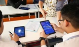 Các thiết bị điện tử sẽ giúp đưa tiếng Anh gần gũi hơn với học sinh Việt Nam