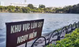 Hệ thống kè hồ xuống cấp, sụt lún gây nguy hiểm Ảnh: Hoàng Mạnh Thắng