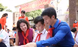 Anh Nguyễn Ngọc Lương, Bí thư T.Ư Đoàn, Chủ tịch Hội đồng Đội T.Ư cổ vũ học sinh Hà Nội vẽ tranh về Việt Nam - Cu Ba Ảnh: LÂM ĐĂNG HẢI 