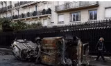 Một chiếc xe hơi bị đốt cháy trên đường phố Paris ngày 1/12 Ảnh: Getty Images