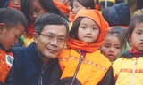 Nhà báo Trần Đăng Tuấn với trẻ em vùng cao mà ông và cộng sự mang cho cái ăn, cái mặc Ảnh: Phạm Ngọc Tiến