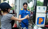 Xăng E5RON92 về bằng mức giá bán lẻ của tháng 4/2009 Ảnh: Như Ý