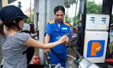 Xăng E5RON92 về bằng mức giá bán lẻ của tháng 4/2009 Ảnh: Như Ý