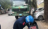 Thanh tra giao thông đang lập biên bản một xe “Hổ vồ” đeo logo nhưng không có giấy phép vào phố cấm  Ảnh minh họa: Trọng Đảng 