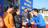 Anh Nguyễn Anh Tuấn, Bí thư thứ nhất T.Ư Đoàn, Chủ tịch T.Ư Hội LHTN Việt Nam tặng quà cho hộ dân có hoàn cảnh khó khăn huyện Thường Xuân, Thanh Hóa ẢNH: ĐỨC VĂN 