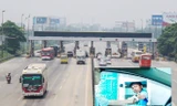 Từ việc phải trả phí BOT 8 năm qua (ảnh nhỏ), gần 10 ngày nay ô tô đi qua trạm Bắc Thăng Long không bị chặn lại trả tiền Ảnh: T.Đảng