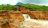 Đập thủy lợi Đầm Thìn, xã Cấp Dân (huyện Cẩm Khê, tỉnh Phú Thọ) bị vỡ ngày 28/5/2020, khiến nhiều hộ dân phải sơ tán khẩn cấp, hàng chục ha hoa màu của người dân bị nhấn chìm. Ảnh: PV 