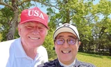 Bức ảnh selfie của Thủ tướng Nhật Bản Shinzo Abe với Tổng thống Mỹ Donald Trump được đăng lên Twitter 
