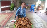 Bà Tân với một món ăn “siêu to” của mình 
