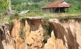 “Hố tử thần” do sạt lở đe dọa khu TĐC Nước Vương