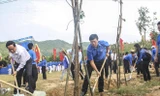 Ông Trần Thanh Mẫn - Bí thư T.Ư Đảng, Chủ tịch Ủy ban T.Ư MTTQ Việt Nam và anh Lê Quốc Phong, Bí thư thứ nhất T.Ư Đoàn cùng các ĐVTN tham gia “Tết trồng cây đời đời nhớ ơn Bác Hồ” Xuân Kỷ Hợi 2019 ảnh: Trương Định 