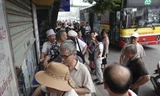 Sáng 26/8 hàng trăm cụ già, người cao tuổi xếp hàng để chờ nhận thẻ vé xe buýt miễn phí trước cổng trường ĐH Thủy Lợi - Hà Nội