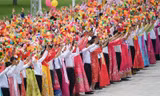 Dân chúng vẫy hoa chào đón chủ tịch Trung Quốc, ảnh chụp của Tân Hoa Xã. Tuy nhiên không có tấm ảnh nào của ông Tập tại Bình Nhưỡng được đưa lên cho đến chiều tối qua 