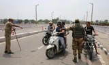 An ninh Ấn Độ tại một địa điểm kiểm tra ở Jammu, tháng ngày 5/8/2019 Ảnh: Reuters 