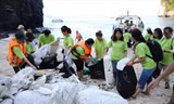 Rác tràn ngập trên bãi tắm Bãi Cháy, TP Hạ Long hôm 30/4Ảnh: Hoàng Dương