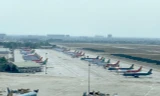 Sân bay Tân Sơn Nhất chật kín tàu bay “đắp chiếu”