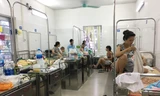 Bệnh nhân điều trị sốt xuất huyết tại Hà Nội Ảnh: Như Ý