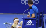 Zverev đập vợt vào ghế trọng tài.