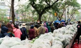 Người Hà Nội đội mưa 'giải cứu' hàng chục tấn nông sản