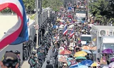 Khoảng 3000 người biểu tình bao vây nhà thủ tướng Yingluck Shinawatra hôm qua, 26/12 (Ảnh: Bangkokpost)