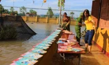 Lũ rút, giáo viên lội nước cao nửa mét vào trường mò tìm sách cho trò
