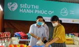 Ấm lòng 'ATM gạo' và siêu thị '0 đồng' hỗ trợ người dân trong mùa dịch