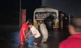 Giải cứu xe buýt chết máy giữa dòng nước xiết