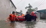 460 đội thanh niên tình nguyện đến từng nhà giúp dân chạy lũ