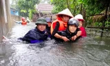 Giải cứu người dân bị mắc kẹt trong biển nước