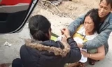 Sản phụ người Mông chuyển dạ sinh con ngay bên vệ đường